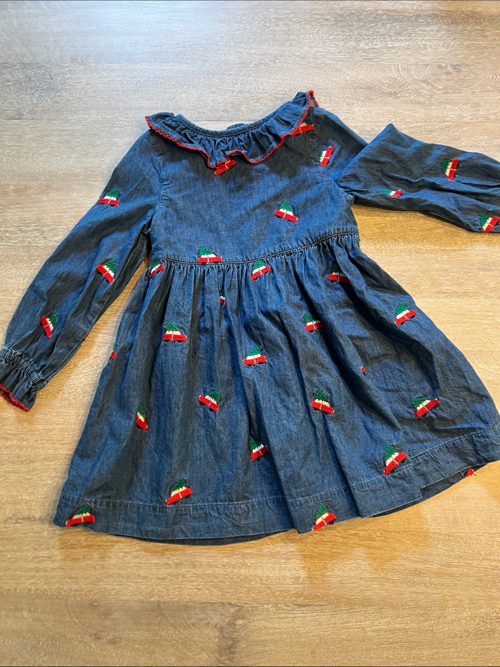 Mini Boden 3-4 embroidered denim Christmas tree car dress EUC